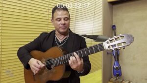 Cantar Desnuda Escena Guitarra