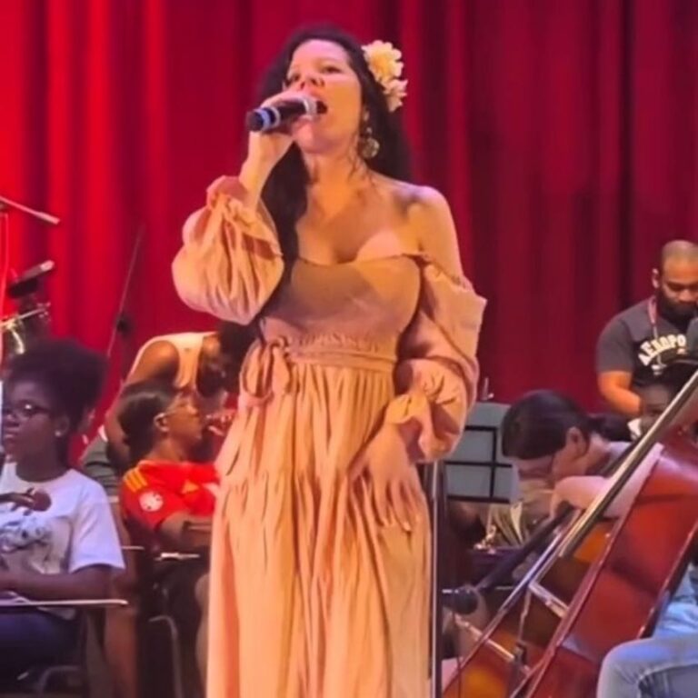 La Munz Cantante De Bolero